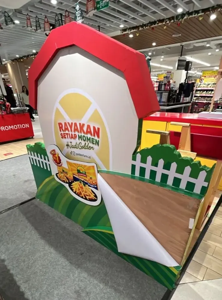 Booth aktivasi bertema barn di atrium mall