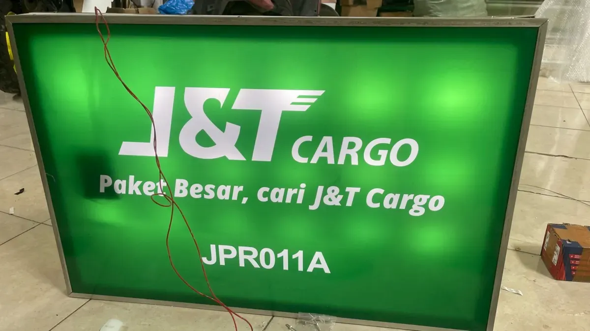 Neon box J&T Cargo