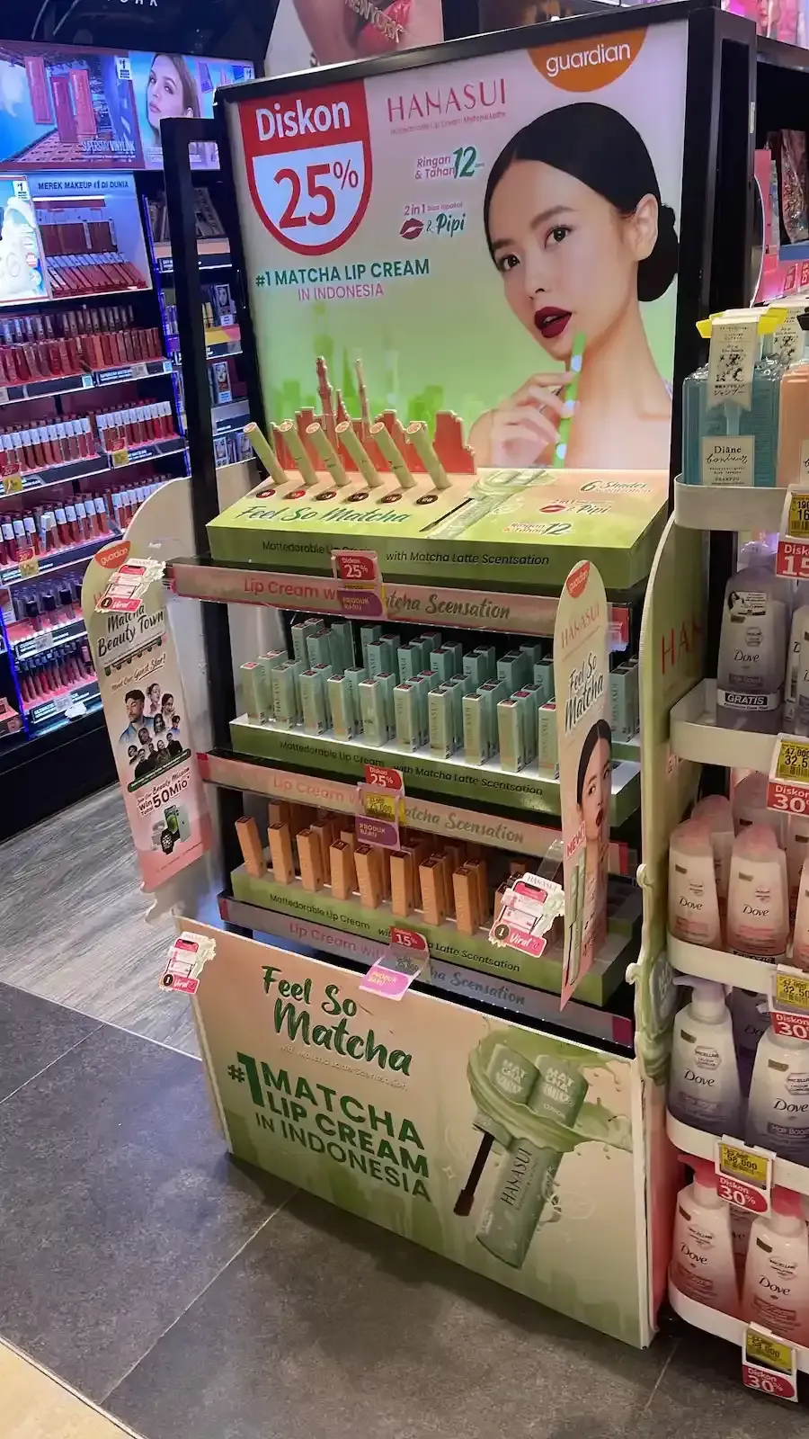 Display promosi Hanasui di area kosmetik toko, menampilkan branding dan produk pada rak retail