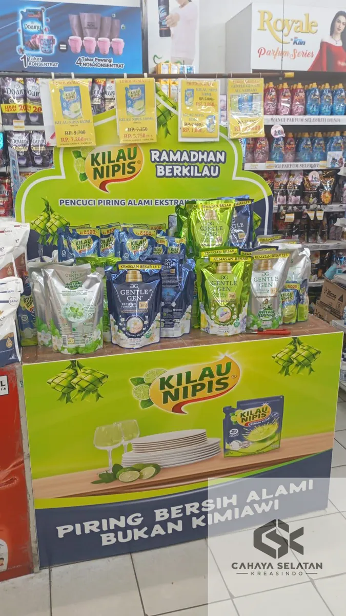 Floor display Kilau Nipis terpasang dan berisi produk di area penjualan