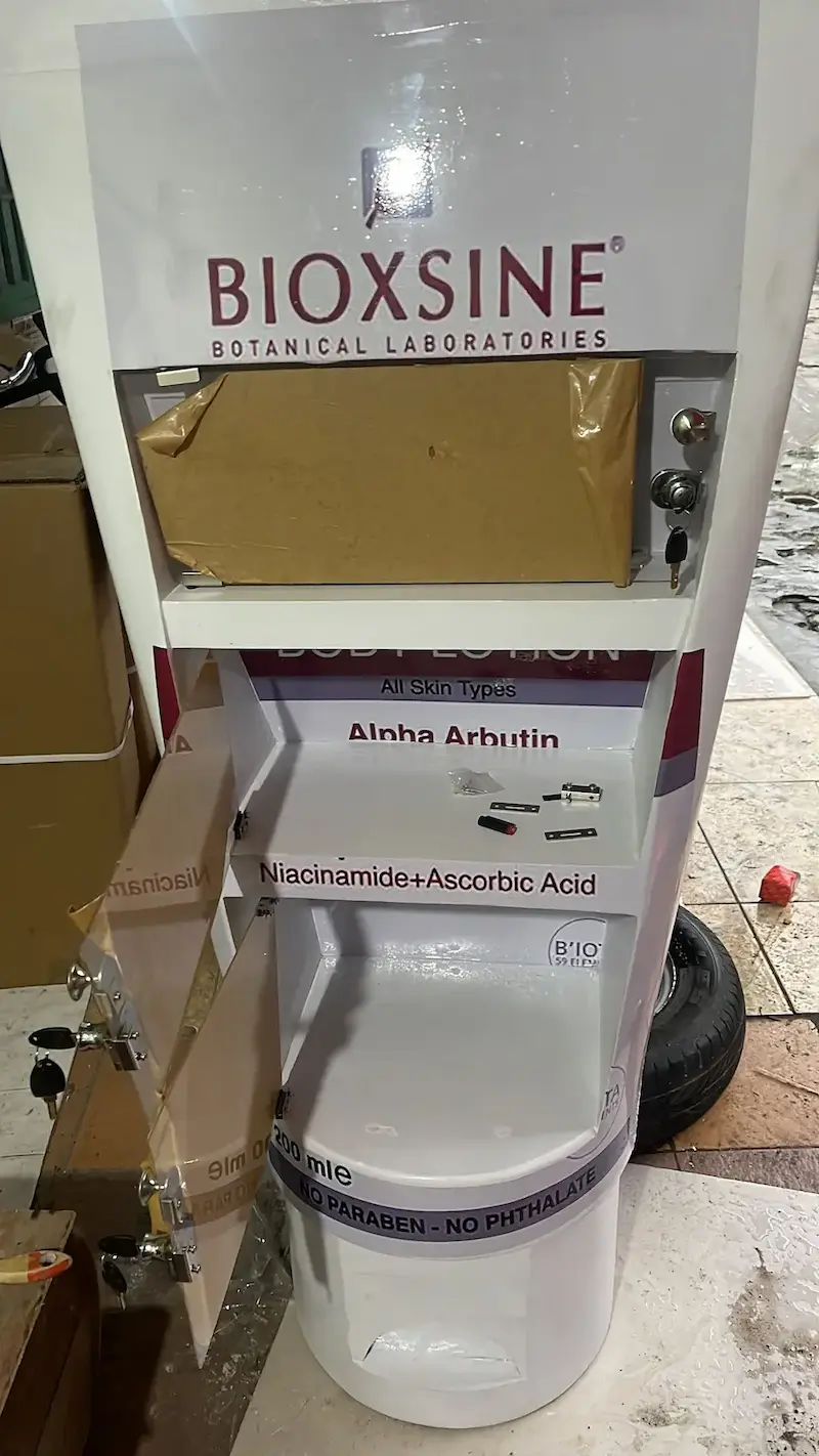 Retail dan visual merchandising — rak display akrilik untuk produk kecantikan di toko ritel